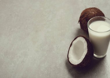 İçelim. Masada lezzetli hindistan cevizi sütü var.