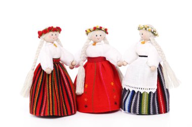 Beyaz arka planda sevimli oyuncak bebekler, boşluğu kopyala