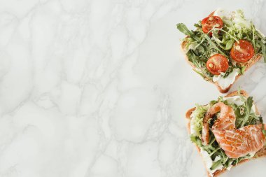 Yiyecekler. Masada lezzetli tostlar