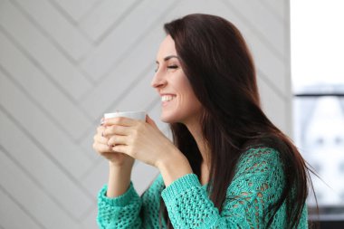 Çalış. Ofisteki kadın.