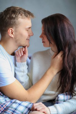 İlişki. Evdeki güzel çift