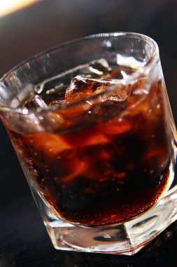 Bar masasında bir bardak soğuk viski.