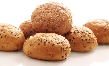 Farklı tohumlarla taze çörekleri kapatıyoruz.