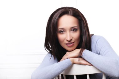 Beyaz arka planda bir kadın