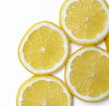 beyaz arkaplanda limon