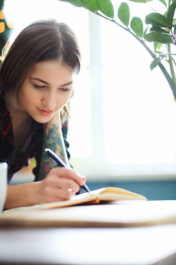 Yaşam tarzı ve eğlence. Kadın gün için planlar yapıyor