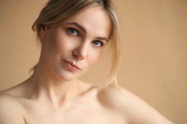 Güzellik ve spa. Yumuşak deri kadınla