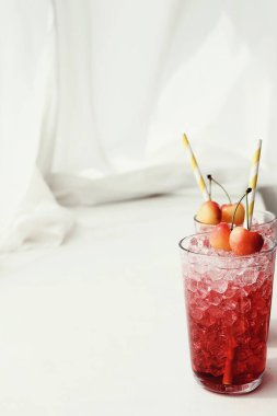 Masada taze bir kokteyl.