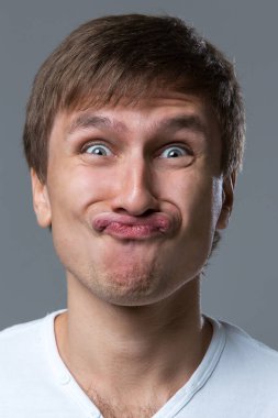 İnsan bir sürü çılgın yüz ifadesi yapar.