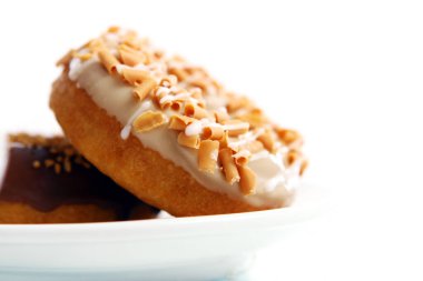 Tabakta renkli ve lezzetli çörekler