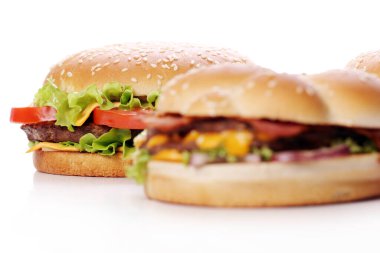 Büyük ve lezzetli bir burger.