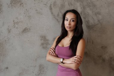 Beton arka planda güzel bir kız