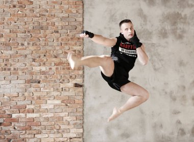 Spor. Havada yakışıklı kickboksör