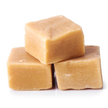 Beyaz arkaplanda tatlı karamel şekerler