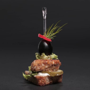 Yiyecekler. Siyah arka planda nefis aperatifler