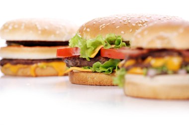 Beyaz arka planda büyük ve lezzetli hamburgerler