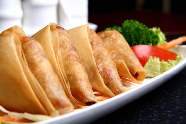 Yemek ve sebzeli börek.