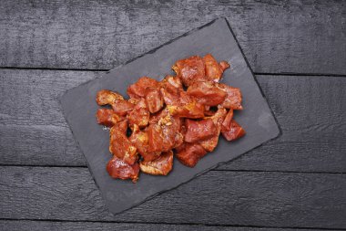 Siyah kesme tahtasındaki taze et.