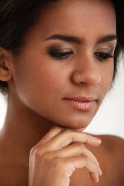 Stüdyoda poz veren esmer bir kadın.