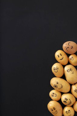 - Sanat. Siyah arka planda komik bir patates