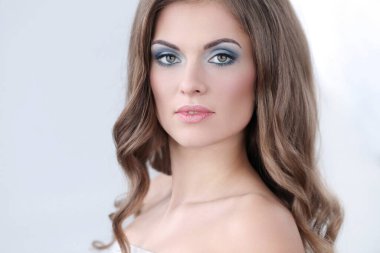 Gri arka planda güzel bir kadın