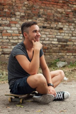 sokakta oturan yakışıklı bir adam portresi 