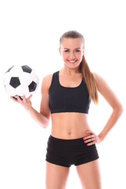 Beyaz arka plan üzerinde futbol topu ile genç ve seksi kız