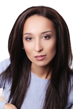 Beyaz arka planda bir kadın