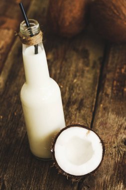 Tahta bir masada hindistan cevizi sütü
