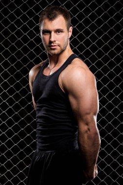 Mükemmel vücut adamı mükemmel vücudunu gösteriyor.