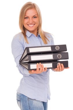 Beyaz arka planda haritaları olan sarışın, beyaz bir kadın.