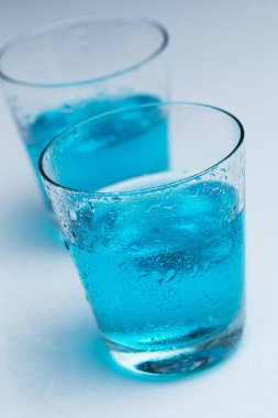 Yetişkinler içki içip eğlenmek için gece kulüplerine giderler.