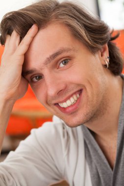 Evdeki mutlu beyaz adamın portresi. 