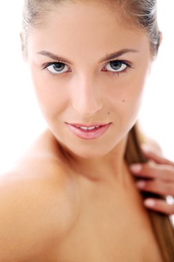 Beyaz bir arka planda mutlu ve şefkatle poz veren güzel bir kadının portresi.