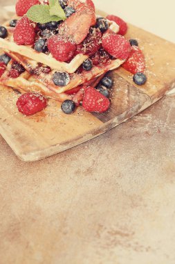 Yiyecekler. Meyveli lezzetli waffle.