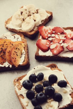 Yiyecekler. Masada lezzetli tostlar
