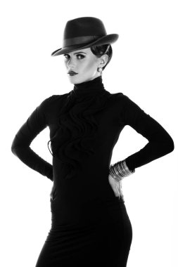 genç ve güzel bir kadın beyaz arka plan üzerinde şapkalı