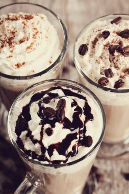 İçelim. Masada kahve frappe 'ı var.