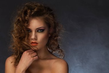 Bukleli ve akşam makyajlı güzel beyaz kadın.