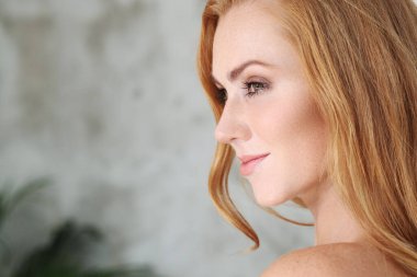 Güzellik. Yakın planda güzel bir kadın.