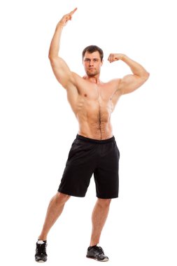 Beyaz bir arka plan üzerinde çıplak gövde izolasyonu olan yakışıklı kaslı adam.