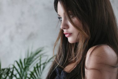 Güzel yüzlü muhteşem bir kadın.