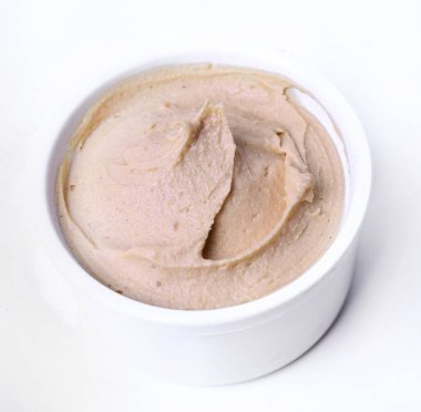 Beyaz arka planda nefis humus.