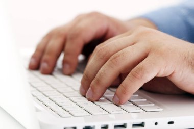 Dizüstü bilgisayarın başına geç.