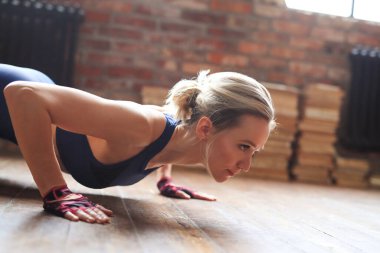 Spor ve yaşam tarzı. Kadın evde fitness seansı yapıyor.