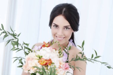 Gelinlik içinde güzel gelin