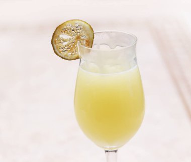 Kokteyl içeceği masada.