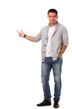 Beyaz arka planda izole edilmiş genç yakışıklı adamın stüdyo portresi.