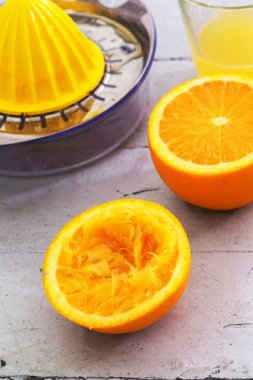 Lezzetli portakal suyu masada.