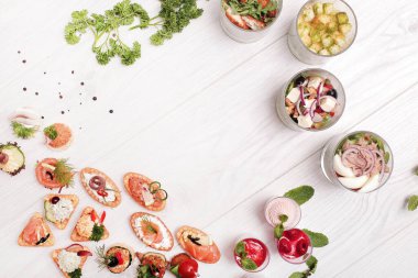 Masada çeşitli atıştırmalıklar var.